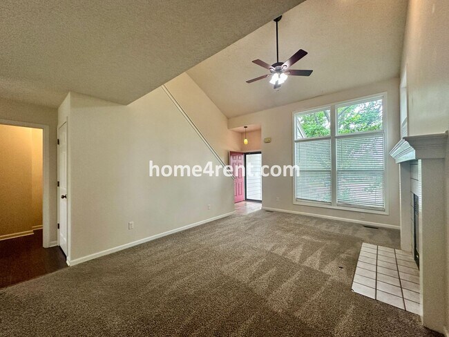 Foto del edificio - Large Fenced Back Yard & Finished Basement! Cul-de-Sac!