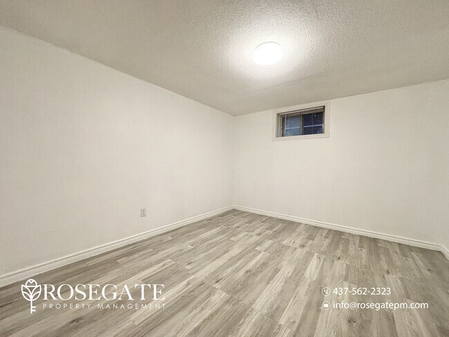 Photo du bâtiment - Pet-Friendly 2-Bedroom Corner Basement Apartment with Backyard – Hamilton