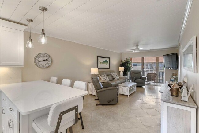 Foto del edificio - 2240 Stickney Point Rd