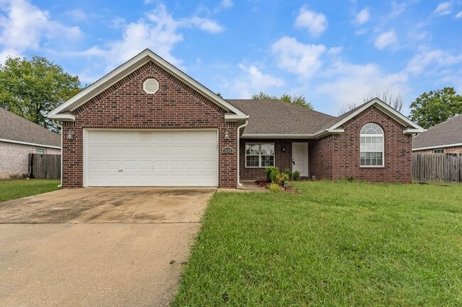 Charming 3-Bedroom Home with Fireplace & A... - Charming 3-Bedroom Home with Fireplace & A...