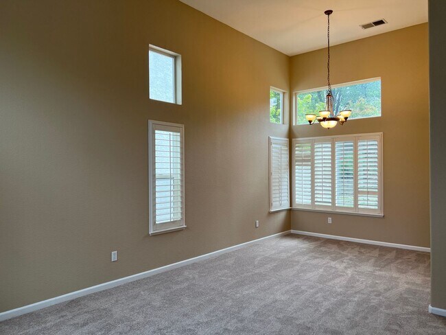 Foto del edificio - Beautiful 4 Bedroom 3 Bathroom in Folsom