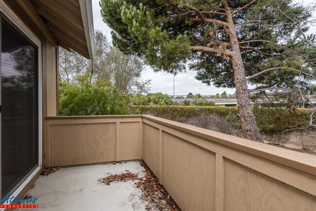 Building Photo - Lovely Condo | Washer/Dryer | Carport