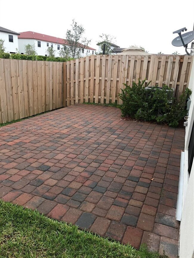 Foto del edificio - 8807 NW 103rd Ave