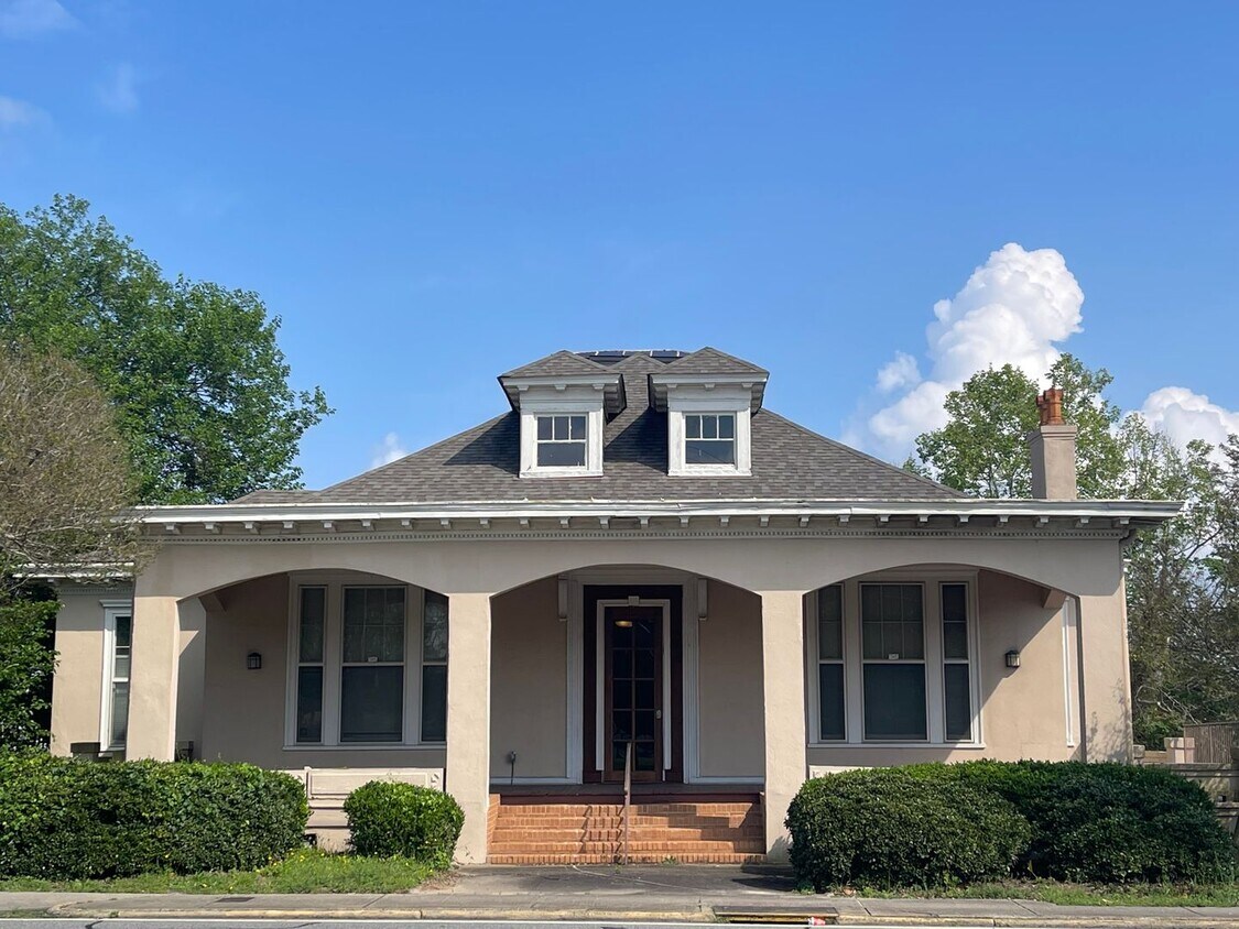 Primary Photo - Charming One Bedroom Apartment Downtown