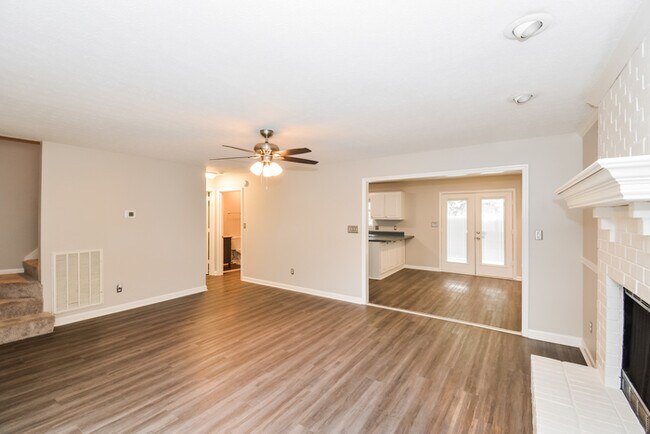 Foto del edificio - 109 Lone Oak Dr