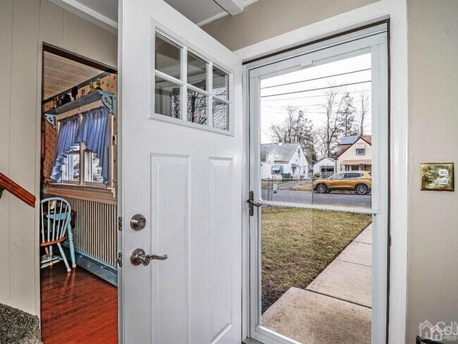 Foto del edificio - 5 Bedroom 2 Bathroom Single Family Home in...