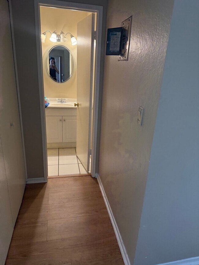 Foto del edificio - 2 Bedroom 1.5 Bath Beautiful Townhome in E...