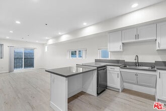 Building Photo - 1409 N Hobart Blvd