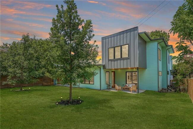 Building Photo - Fantastic lightly lived-in custom construc...