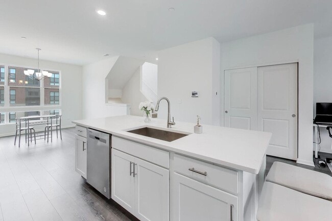 Building Photo - 2251 Venture Dr