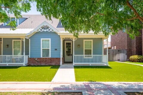 Primary Photo - Great 3/3 perfect for roommates and close ...