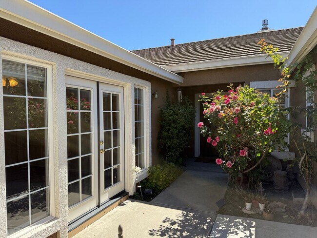 Foto del edificio - Single story home located in desirable northwest Modesto neighborhood!