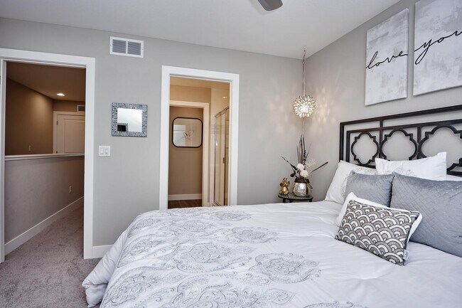 Building Photo - Creekline Townhomes