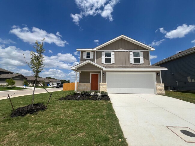 Foto del edificio - Spacious 3-Bedroom Home with Loft & Huge B...