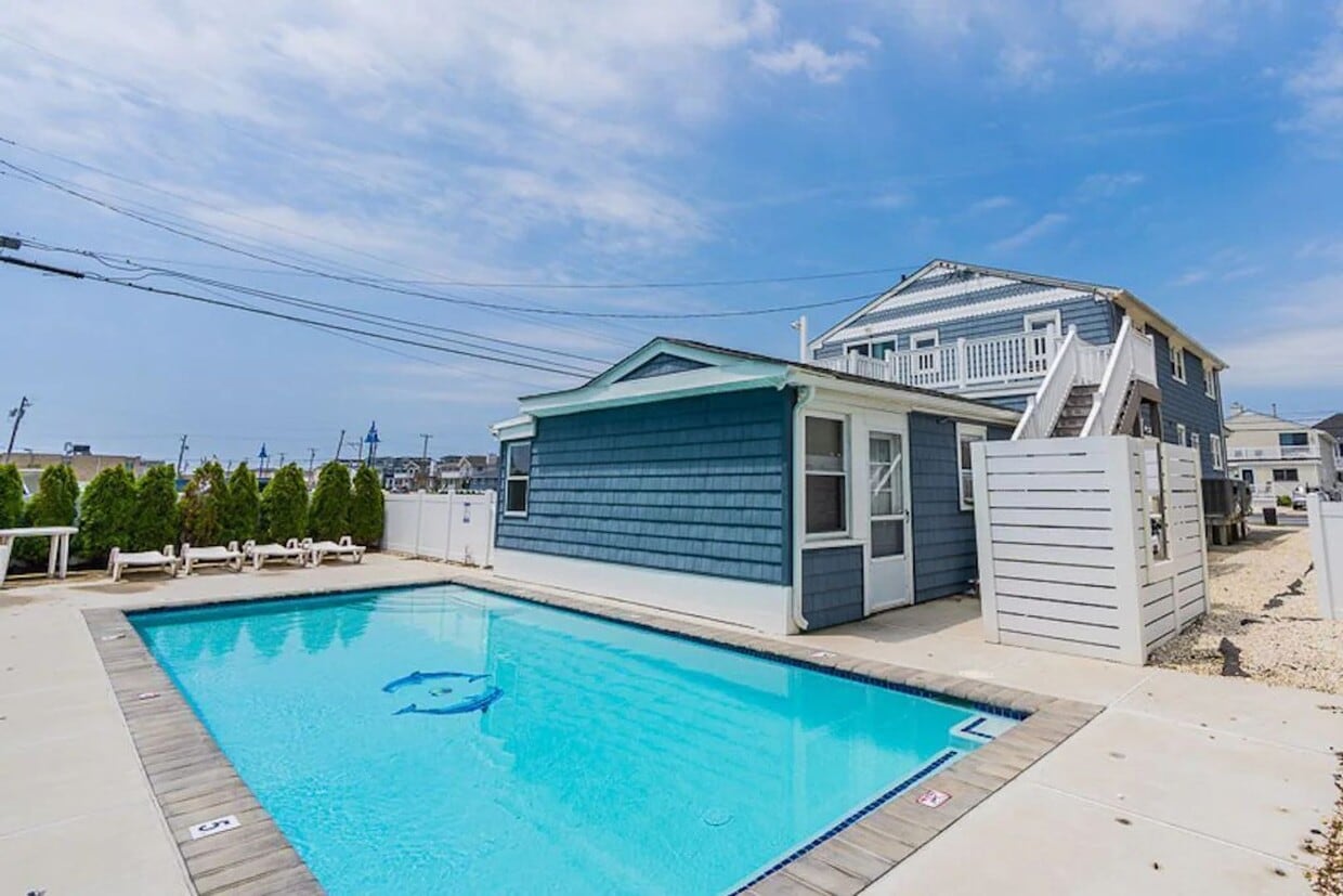 Primary Photo - BEACH BLOCK - 2 Bed / 1 Bath - WINTER RENT...