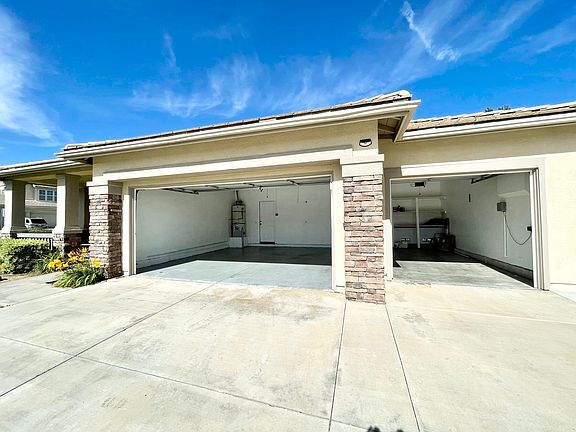 Foto del edificio - 3 Bed / 2 Bath Pool Home with Big Landscaped Yard & 3-Car Garage