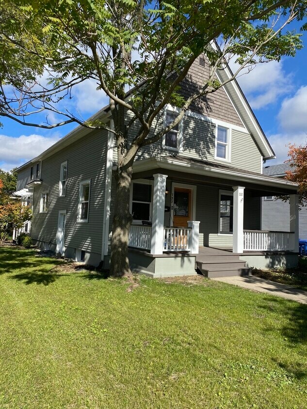 737 Stevens St Unit 737, Geneva, IL 60134 Condo for Rent in Geneva