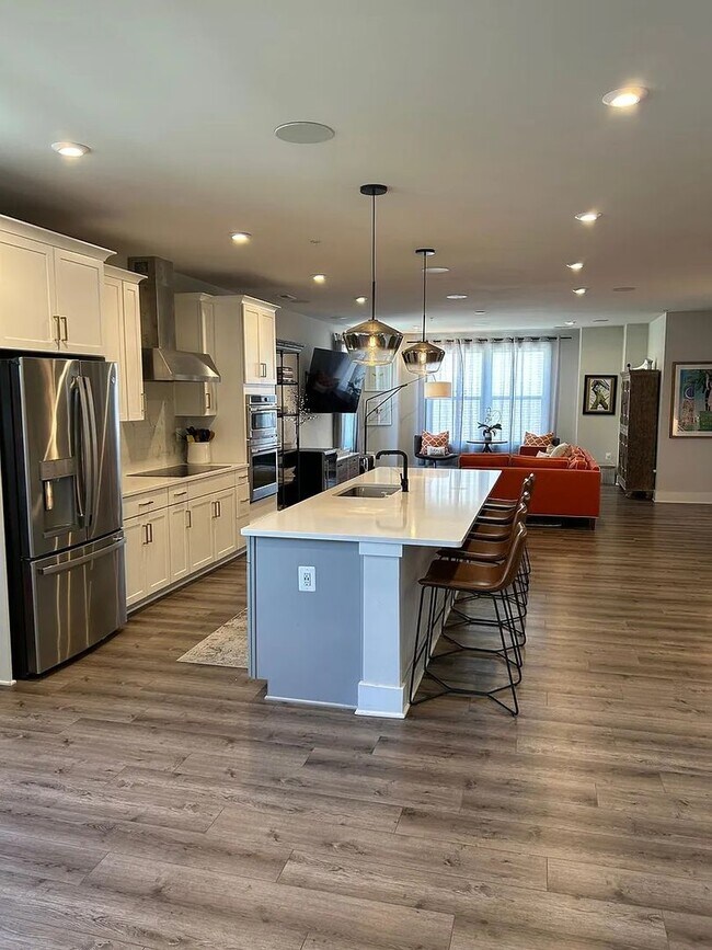 Foto del edificio - Stunning 3 Bed 2.5 Bath, Open Concept Town...