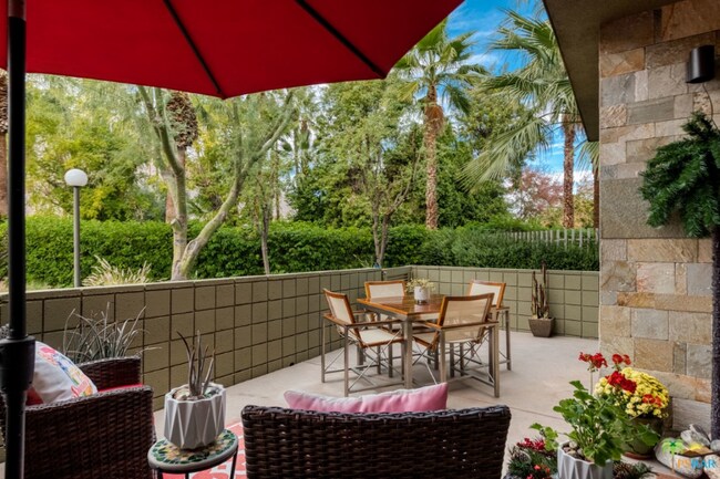 Foto del edificio - 820 E Palm Canyon Dr