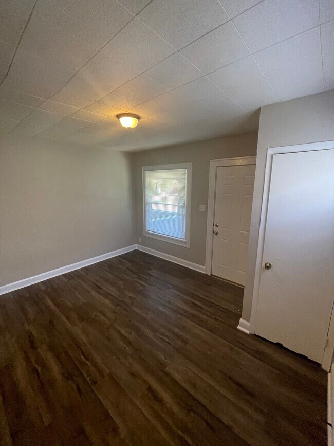 Building Photo - 894 N Gladstone Ave