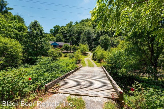 Building Photo - 2 br, 1.5 bath House - 2102 Walnut Creek Road
