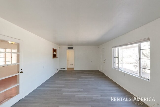 Building Photo - Charming Centrally Located 2 bedroom / 1 b...