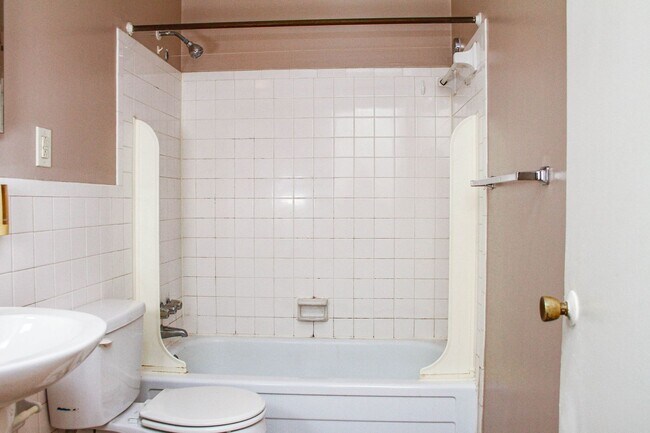 Foto del edificio - One Bedroom Apartments Available!