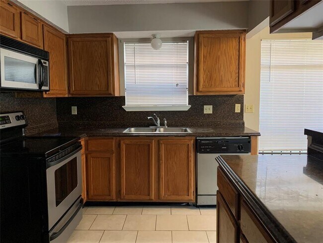 Building Photo - 6405 Dawnridge Dr