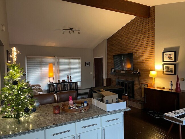 Building Photo - Updated & Spacious 2-BDR 1-BTH Duplex in G...