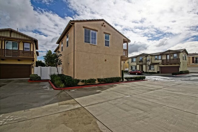Building Photo - BRIGHT & AIRY, CORNER LOT 5BR3BA TOWNHOME ...