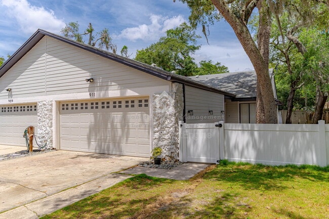Photo - 911 Robinhood Ct Townhome