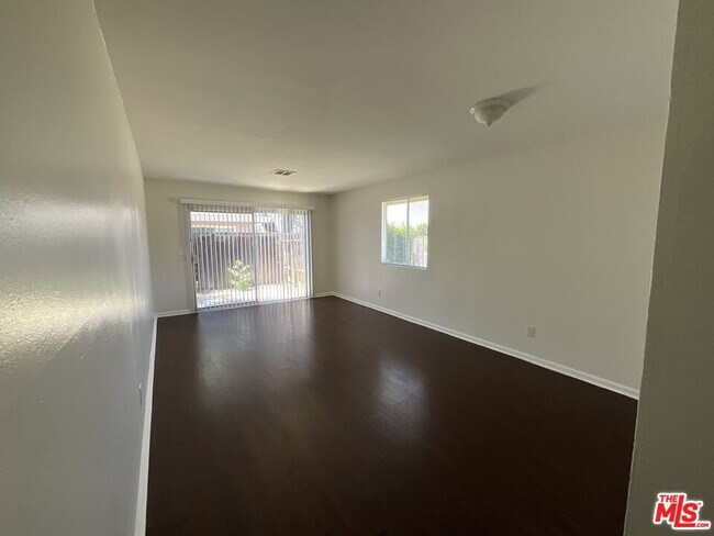 Foto del edificio - 1287 Olive Tree Ln