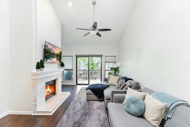 Foto del edificio - 8110 Baywood Dr