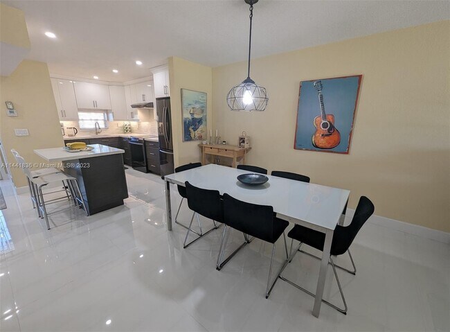 Foto del edificio - 9300 N Hollybrook Lake Dr