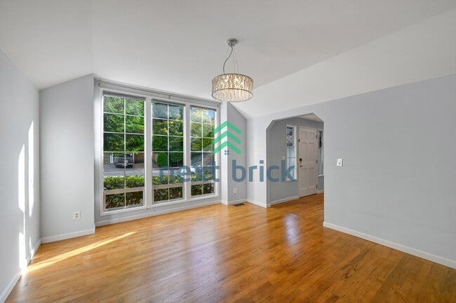 Building Photo - "Spacious 4-Bedroom Retreat with 2.5 Baths in Charming Sammamish Setting"