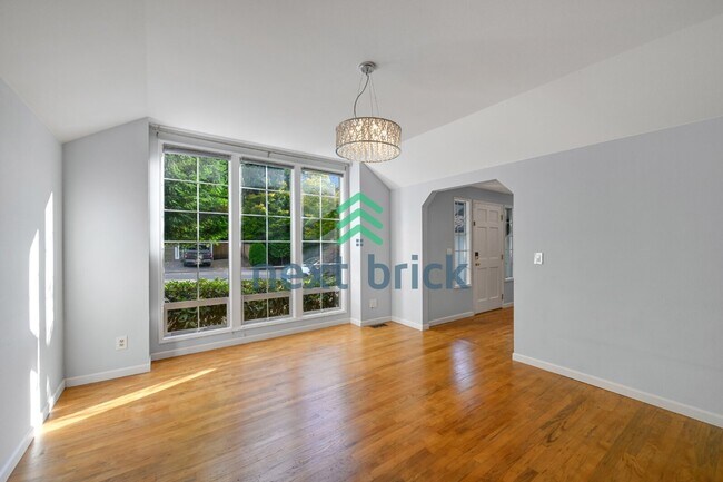 Foto del edificio - "Spacious 4-Bedroom Retreat with 2.5 Baths in Charming Sammamish Setting"