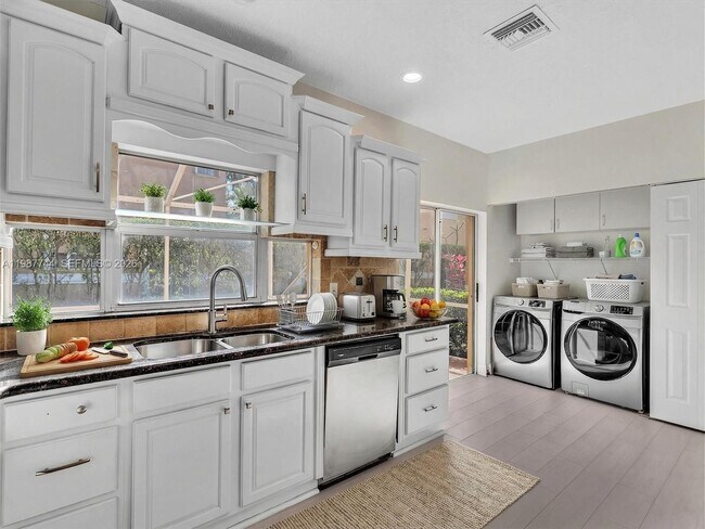 Foto del edificio - 11407 Lakeview Dr