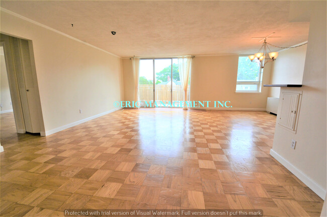 Living Room with Balcony View - 41 Park St