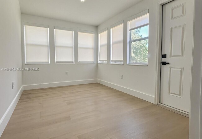 Building Photo - 125 Frow Ave