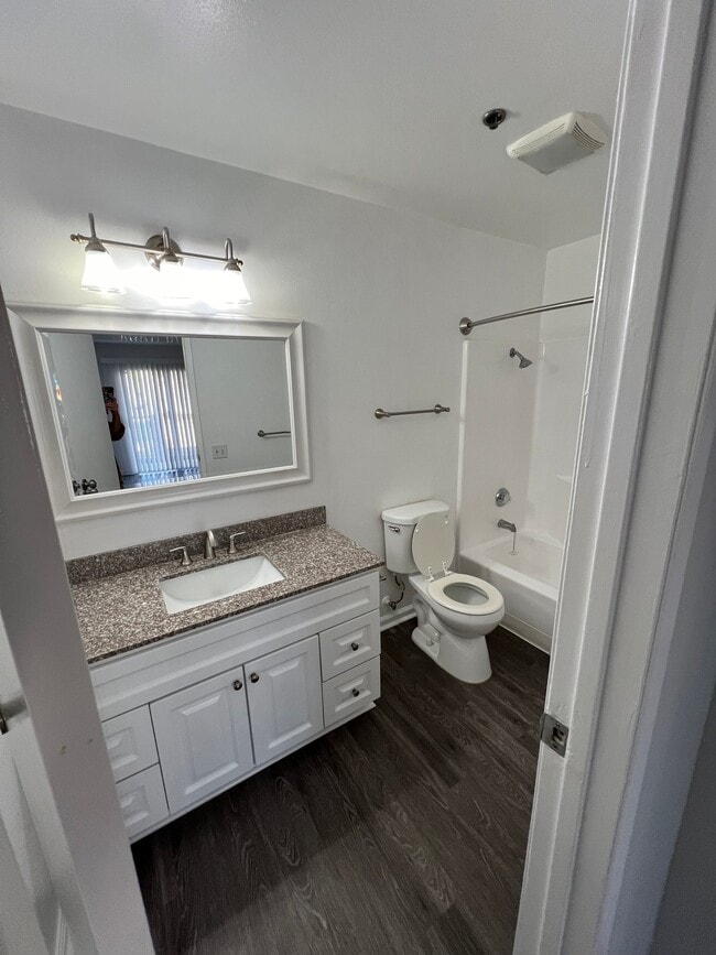 Foto del edificio - 5582 Crescent