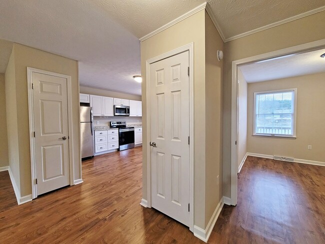 Building Photo - 962 Beverly Dr