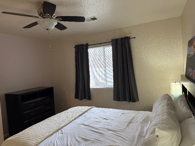 Foto del edificio - 721 Waterglen Dr