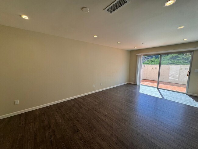Foto del edificio - Spacious 4-Bedroom 2.5-Bathroom Townhome i...