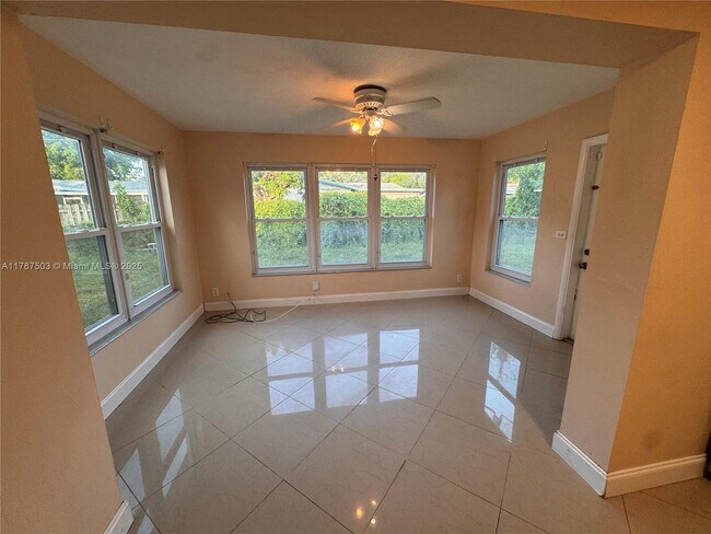 Foto del edificio - 4720 SW 25th Terrace