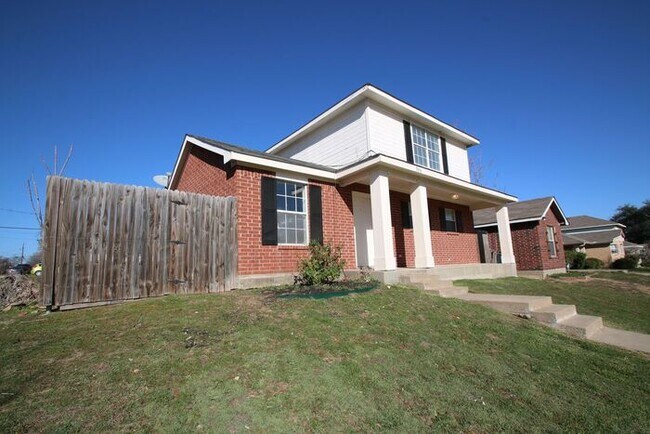 Foto del edificio - Upgraded 3BR Home | Granite Kitchen, High Ceilings & Gated Backyard | Minutes to Downtown Fort Worth