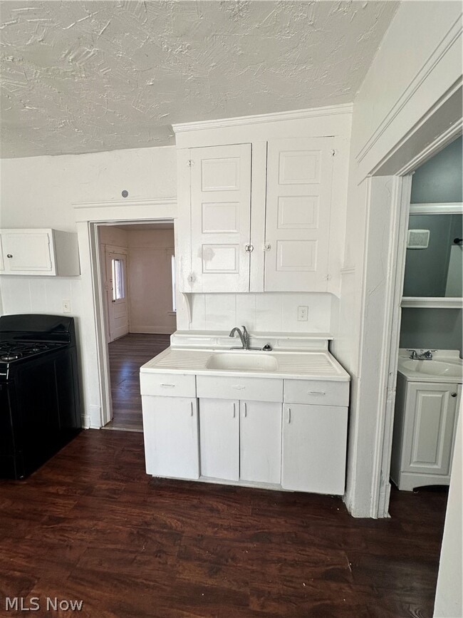 Building Photo - 837 Wayside Rd