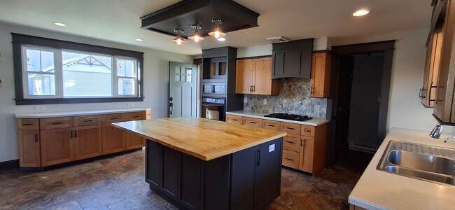 Building Photo - 3 Bedroom 2.5 Bathroom Available in Marietta!