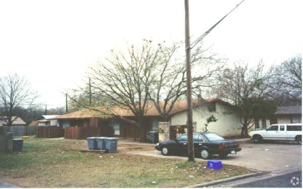 Building Photo - 1011 N Meadows Dr
