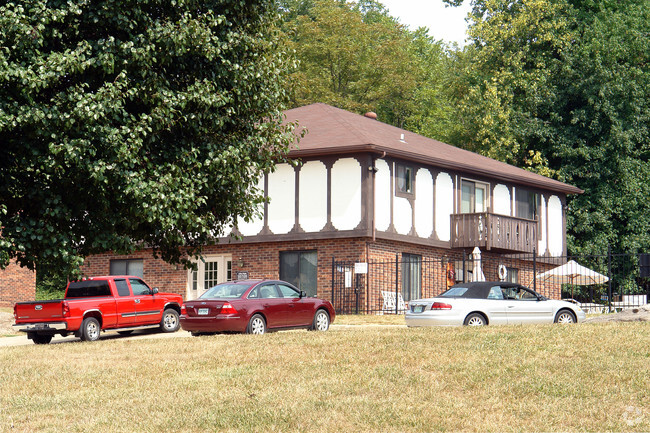 Lakewood West Apartments- Exterior Photo - Lakewood Flats and Townhomes