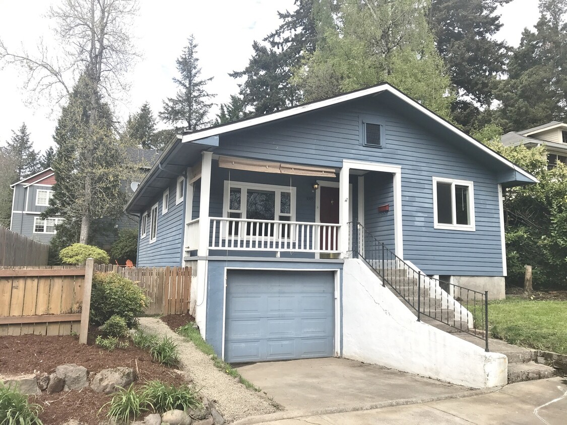 Primary Photo - Multnomah Two Bedroom Beauty ~ On the tip ...